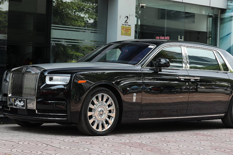 Chiếc xe siêu sang Rolls-Royce Ghost thế hệ hoàn toàn mới vẫn sẽ dùng động cơ xăng V12, tăng áp kép, dung tích 6.75 lít, tạo ra công suất tối đa 563 mã lực, tăng 1 mã lực và mô-men xoắn cực đại 850 Nm. Sức mạnh được truyền tới bánh thông qua hộp số tự động 8 cấp, nhờ đó, cho phép chiếc xe siêu sang Rolls-Royce Ghost 2021 có thể dễ dàng tăng tốc từ vị trí đứng yên lên 96 km/h chỉ trong thời gian 4,5 giây trước khi đạt vận tốc tối đa giới hạn điện tử 250 km/h.