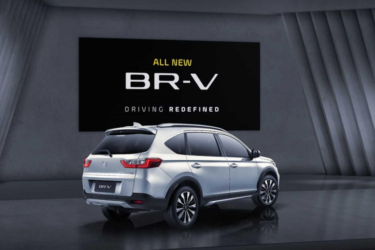 Trước BR-V 2022, Honda Civic thế hệ thứ 11 cũng dùng thiết kế đèn DLR tương tự. Khác với N7X, Honda BR-V 2022 không được trang bị đèn sương mù LED nằm ngang trên cản trước. Thay vào đó, mẫu MPV lai SUV này lại dùng đèn sương mù hình tròn, nằm trong hốc màu đen. Chưa hết, xe còn được bổ sung hốc gió trung tâm cỡ lớn, đi kèm viền chữ "U" màu bạc bên dưới, và nắp ca-pô dập gân thể thao hơn.