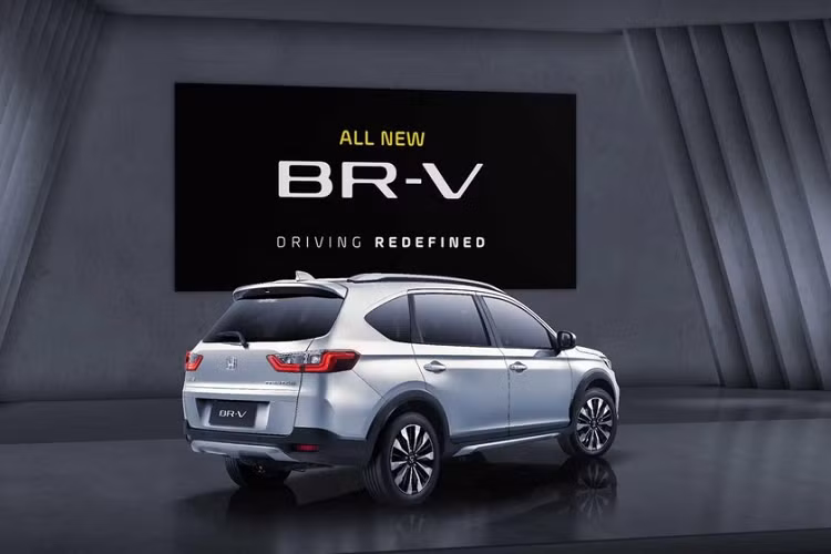 Trước BR-V 2022, Honda Civic thế hệ thứ 11 cũng dùng thiết kế đèn DLR tương tự. Khác với N7X, Honda BR-V 2022 không được trang bị đèn sương mù LED nằm ngang trên cản trước. Thay vào đó, mẫu MPV lai SUV này lại dùng đèn sương mù hình tròn, nằm trong hốc màu đen. Chưa hết, xe còn được bổ sung hốc gió trung tâm cỡ lớn, đi kèm viền chữ "U" màu bạc bên dưới, và nắp ca-pô dập gân thể thao hơn.