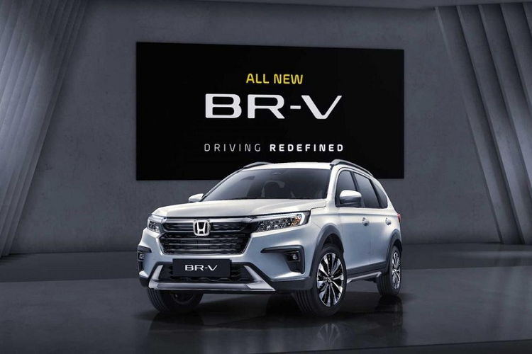 Bước sang thế hệ thứ hai, Honda BR-V 7 chỗ ngồi được trang bị lưới tản nhiệt mới với 3 nan nằm ngang, đặt bên dưới logo của nhà sản xuất. Trên đỉnh lưới tản nhiệt có thêm nẹp mạ crôm dày dặn mới, ăn sâu vào bên trong cụm đèn pha. Ở thị trường Indonesia, Honda BR-V 2022 được trang bị đèn pha LED, tích hợp dải đèn LED định vị ban ngày (DLR) hình chữ "L". Có vẻ như đèn DLR này sẽ trở thành chi tiết thiết kế đặc trưng mới của xe Honda.