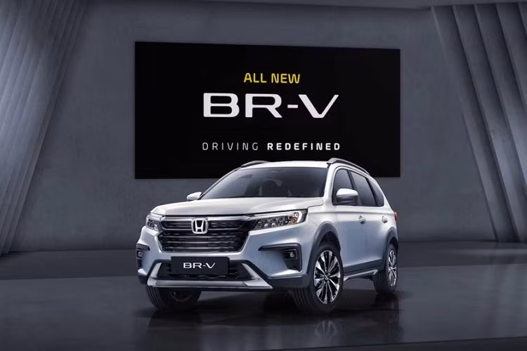 Bước sang thế hệ thứ hai, Honda BR-V 7 chỗ ngồi được trang bị lưới tản nhiệt mới với 3 nan nằm ngang, đặt bên dưới logo của nhà sản xuất. Trên đỉnh lưới tản nhiệt có thêm nẹp mạ crôm dày dặn mới, ăn sâu vào bên trong cụm đèn pha. Ở thị trường Indonesia, Honda BR-V 2022 được trang bị đèn pha LED, tích hợp dải đèn LED định vị ban ngày (DLR) hình chữ "L". Có vẻ như đèn DLR này sẽ trở thành chi tiết thiết kế đặc trưng mới của xe Honda.