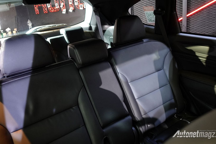 Tiếp đến là bản Prestige CVT với những trang bị bổ sung như gương chiếu hậu gập tự động, tích hợp đèn báo rẽ, vành hợp kim 17 inch, bệ tì tay ở hàng ghế thứ hai và cổng sạc cho hàng ghế thứ ba. Ngoài ra, bệ tì tay, mặt cửa và mặt táp-lô của bản Prestige CVT còn được bọc da. Cao cấp nhất là bản Prestige CVT có Honda Sensing. 