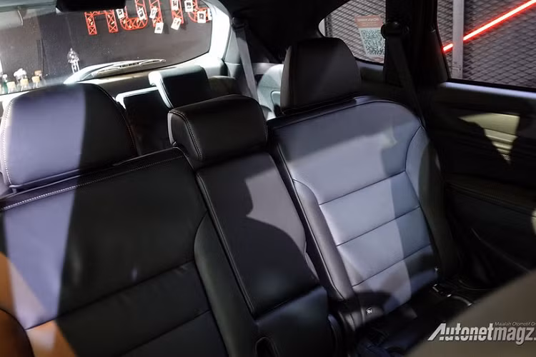 Tiếp đến là bản Prestige CVT với những trang bị bổ sung như gương chiếu hậu gập tự động, tích hợp đèn báo rẽ, vành hợp kim 17 inch, bệ tì tay ở hàng ghế thứ hai và cổng sạc cho hàng ghế thứ ba. Ngoài ra, bệ tì tay, mặt cửa và mặt táp-lô của bản Prestige CVT còn được bọc da. Cao cấp nhất là bản Prestige CVT có Honda Sensing. 