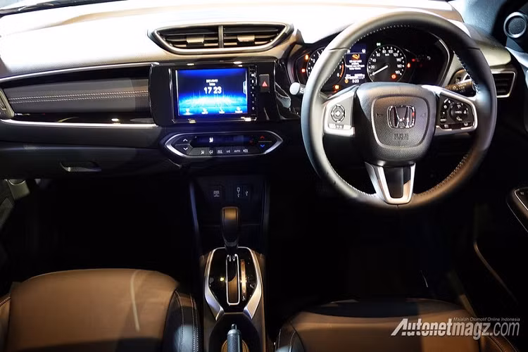 Vòng sang bên sườn, chúng ta sẽ bắt gặp đường dập gân nổi bật, kéo dài từ đèn pha đến đèn hậu. Thêm vào đó là baga nóc, ốp màu bạc bên dưới bệ cửa và nẹp thân xe bằng nhựa màu đen theo phong cách SUV. Riêng gương chiếu hậu ngoại thất đã được chuyển xuống cửa nhằm tăng tầm nhìn cho người ngồi trong xe.