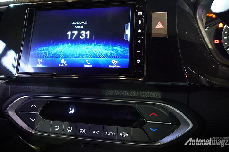 Bước vào bên trong Honda BR-V 2022, người dùng vẫn được chào đón bằng không gian nội thất 7 chỗ như cũ. Trang bị nội thất của xe sẽ thay đổi tùy theo phiên bản. Ở thị trường Indonesia, Honda BR-V mới được chia thành 5 bản trang bị, bao gồm S M/T, E M/T, E CVT, Prestige CVT và Prestige CVT có Honda Sensing