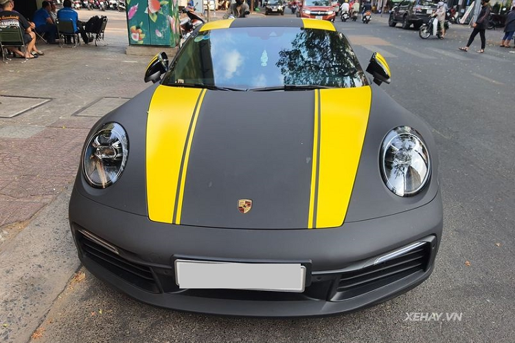 Đây là phương pháp làm đẹp cho ôtô được nhiều người lựa chọn bởi vì nó dễ thực hiện và có chi phí rẻ. Chủ xe cũng có thể dễ dàng đưa "xế yêu" trở về màu sắc ban đầu một cách dễ dàng.