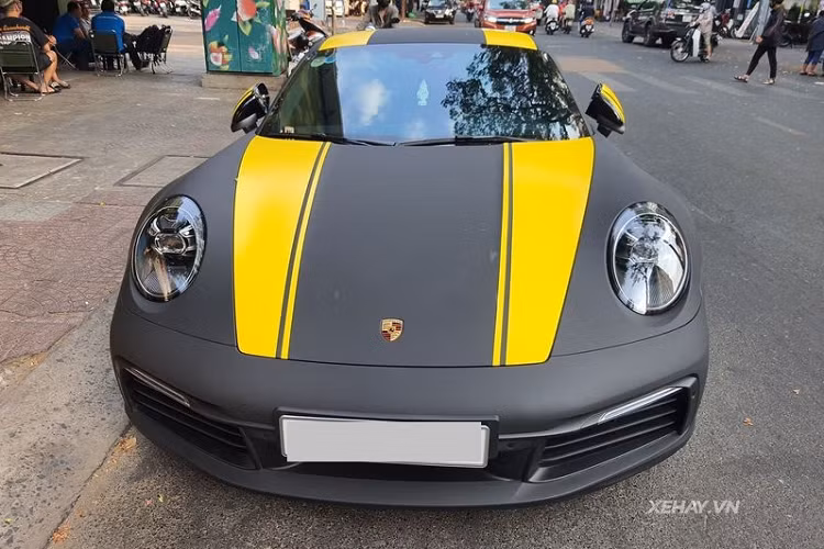 Đây là phương pháp làm đẹp cho ôtô được nhiều người lựa chọn bởi vì nó dễ thực hiện và có chi phí rẻ. Chủ xe cũng có thể dễ dàng đưa "xế yêu" trở về màu sắc ban đầu một cách dễ dàng.