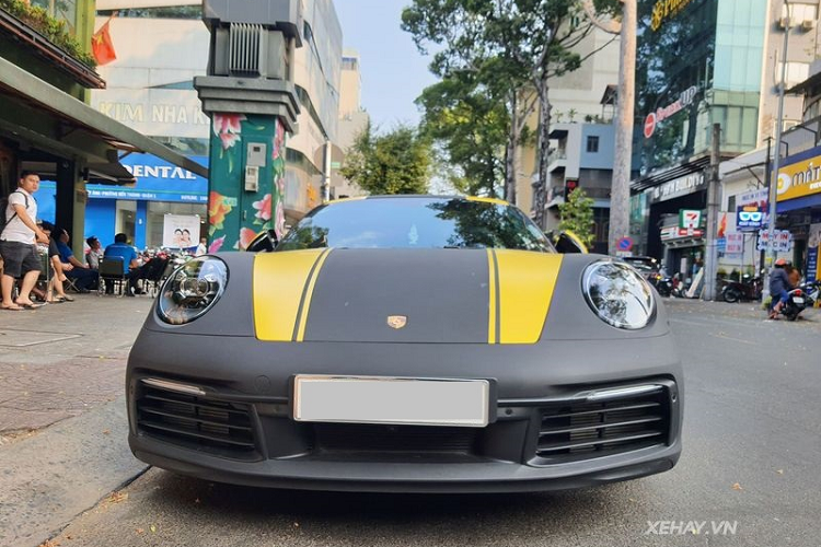 Có vẻ con gái của vị đại gia ngành nhựa đã dùng đến phương pháp dán decal thay vì sơn chồng lên màu nguyên bản trên chiếc siêu xe Porsche 911 Carrera của mình.