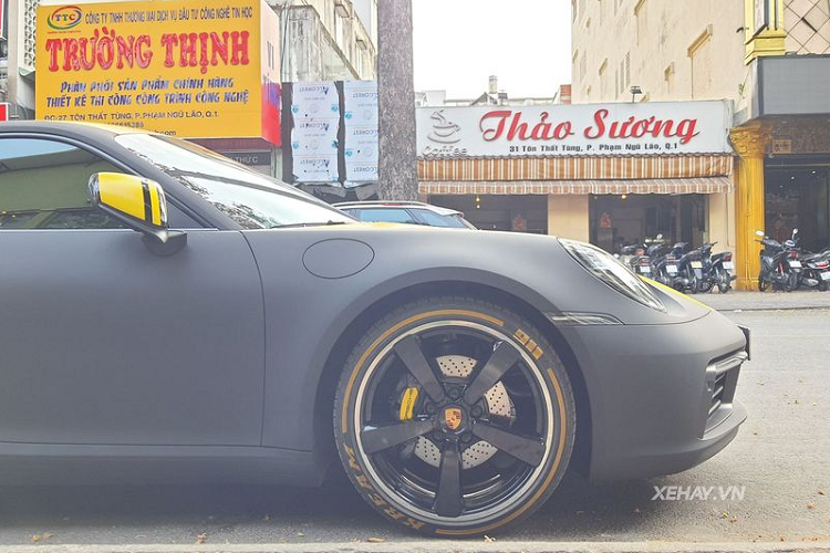 Điểm thú vị tiếp theo của chiếc 911 Carrera đời mới này nằm ở chỗ xe mang nhiều dấu ấn cá nhân của vợ chồng Joyce Pham, ví dụ như dòng chữ "Kream" màu vàng khổng lồ được dán ở trên cánh gió hay tên hai vợ chồng dán ở cửa sổ phía sau của xe.