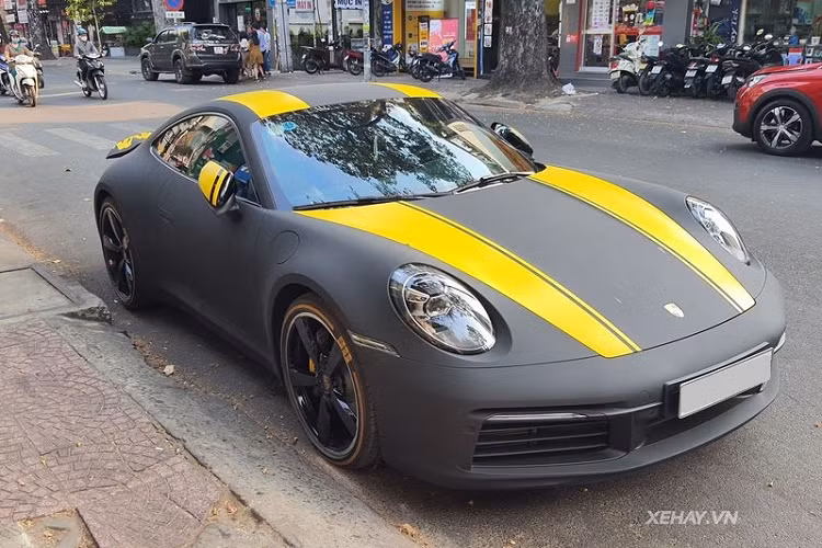 Ở dạng nguyên bản, Porsche 911 của Joyce Pham có màu sơn đen bóng nhưng hiện xe đã được đổi sang màu đen mờ kết hợp các sọc kẻ màu vàng ở nắp ca-pô, nóc xe, ốp gương chiếu hậu và vành bánh xe giúp xe trở nên ấn tượng hơn.