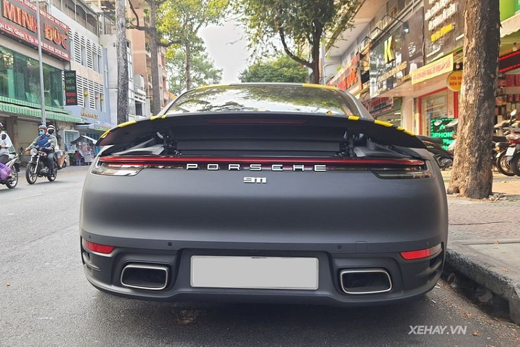 Không rõ chiếc Porsche 911 Carrera Coupe của cô nàng thuộc phiên bản gì vì dòng chữ tên xe ở phía đuôi đã được thay thế thành chữ số "911".