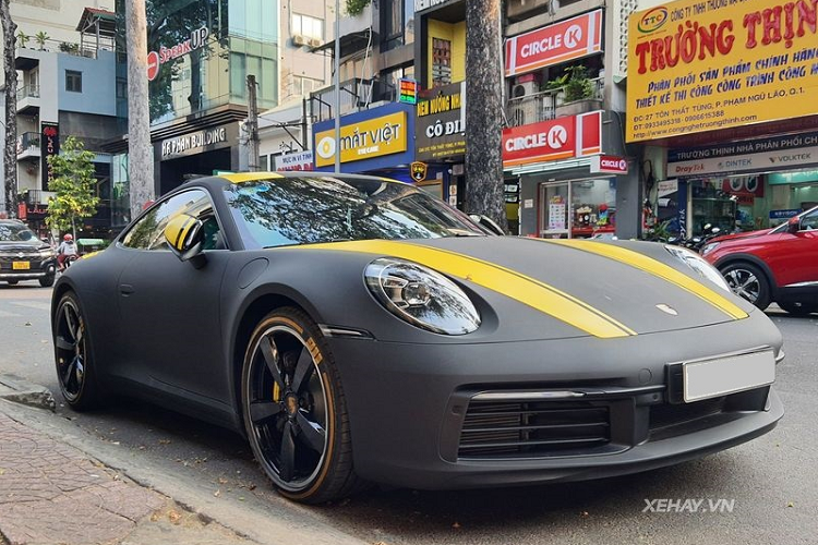 Tất cả các phiên bản Porsche 911 Carrera Coupe mới đều được trang bị động cơ tăng áp kép 3.0L 6 xi-lanh nhưng cho ra các mức công suất khác nhau, trong đó, bản tiêu chuẩn và Carrera 4 cho sức mạnh tối đa 385 mã lực cùng 450Nm mô-men xoắn, còn Carrera S và Carrera 4S mạnh tới 450 mã lực và 530Nm. Tất cả đều dùng hộp số tự động 8 cấp ly hợp kép.