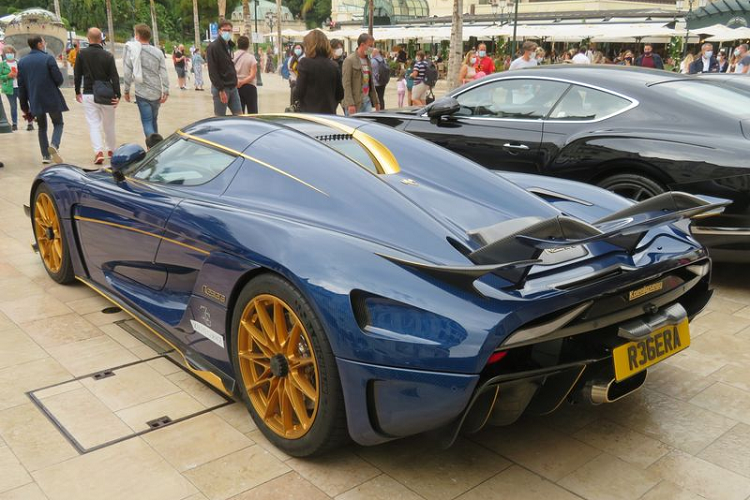 "Trái tim" của Koenigsegg Regera là khối động cơ xăng V8 5.0L Biturbo kết hợp với 3 mô-tơ điện cho ra công suất tối đa tới 1.500 mã lực và mô-men xoắn 2.000 Nm. Nhờ đó, Koenigsegg Regera chỉ mất thời gian 2,8 giây để tăng tốc từ 0 - 100 km/h trước khi đạt vận tốc tối đa 400 km/h.