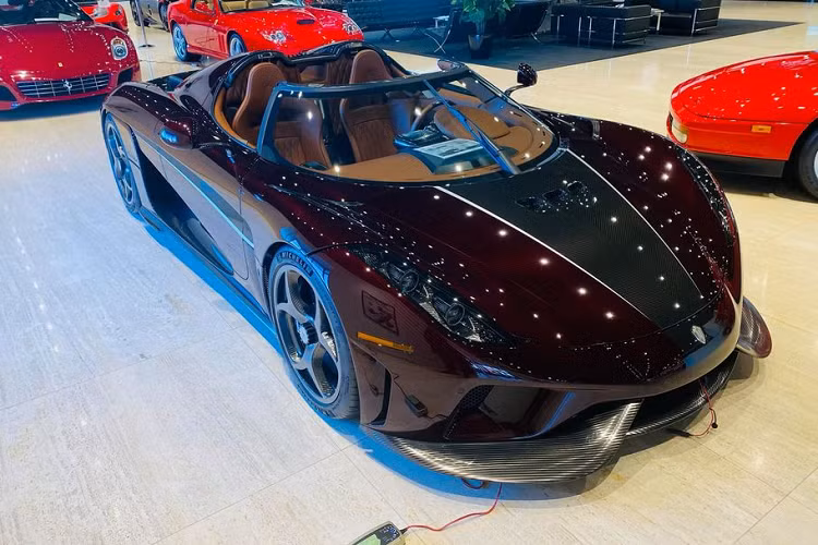 Sắp tới, sẽ có một chiếc Regera về Việt Nam, xe thuộc sở hữu của doanh nhân Hoàng Kim Khánh và có ngoại thất làm từ sợi carbon và sơn màu đỏ mận, điểm xuyết cùng các chi tiết bằng sợi carbon màu xám. Bên trong khoang nội thất, toàn bộ đều được bọc da cao cấp màu nâu, khá tương đồng gam màu với tông màu ngoại thất. Giá xe Koenigsegg Regera tại Việt Nam ước tính không dưới 6 triệu USD (khoảng 138 tỷ đồng).