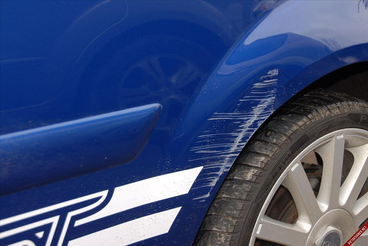 Dung mo dung kem hay but xoa se sach vet xuoc oto