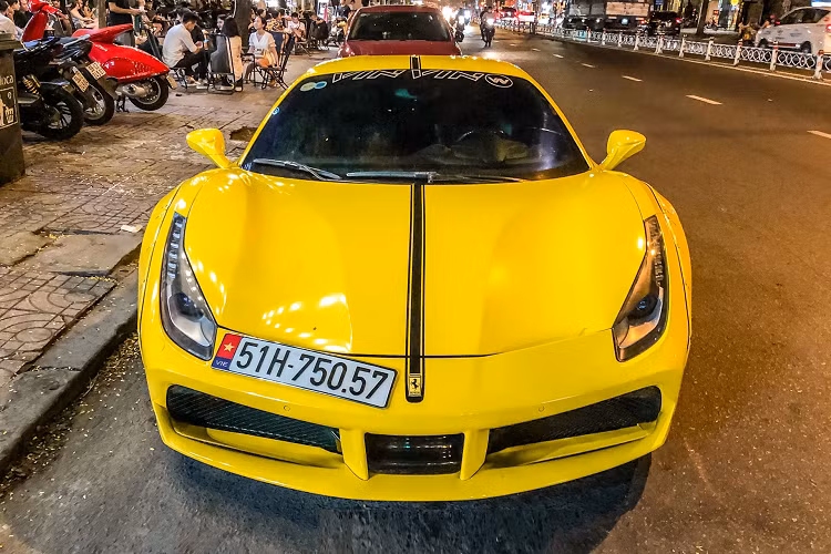 Động cơ trên siêu xe Ferrari 488 GTB kết hợp cùng hộp số 7 cấp, nhờ đó, mẫu này chỉ mất khoảng thời gian 3 giây để tăng tốc lên 100 km/h từ vị trí xuất phát trước khi đạt vận tốc tối đa 330 km/h. Dù không nâng cấp động cơ nhưng việc trang bị ống xả độ FI cũng mang đến "tiếng thở" ấn tượng hơn cho Ferrari 488 GTB Libery Walk độc nhất Việt Nam.