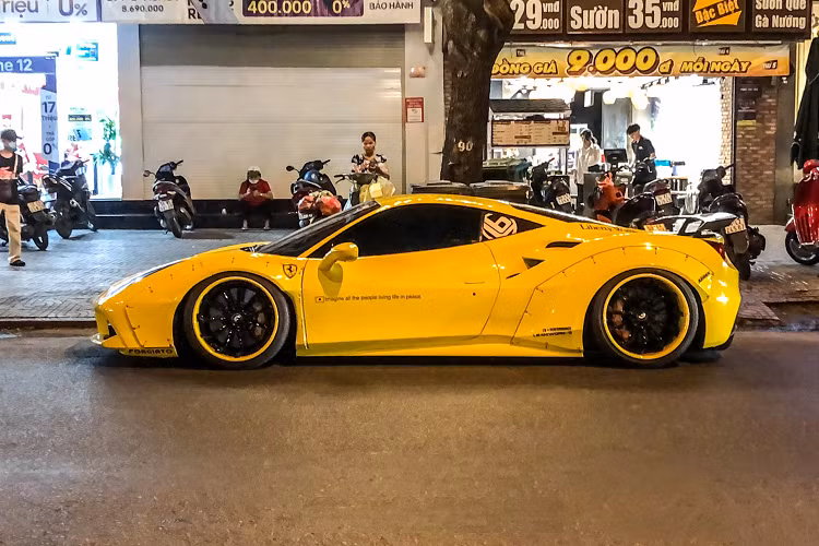 Ferrari 488 GTB độ Liberty Walk chỉ có đúng một chiếc tại Việt Nam và hiện tại, siêu ngựa này mang ngoại thất màu vàng. Trước đó xe từng mang các bộ áo đề-can như xanh ngọc, đỏ, đen nhám-sọc vàng, vàng-đen, trắng-xanh rất nổi bật. Về các chiếc siêu xe mang gói độ Liberty Walk đều có những dấu hiệu nhận biết riêng như bên hông đầu xe có hai vây cá bằng carbon cỡ lớn hay cánh lướt gió cỡ lớn phía trước đầu xe nhưng hiện tại các chi tiết này đã được tháo khỏi xe.