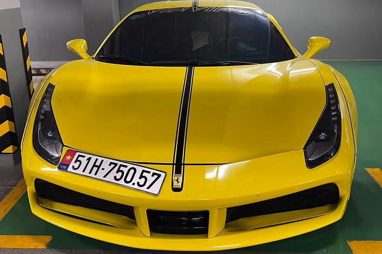 Sau vài ngày TP.HCM áp dụng Chỉ thị 18, anh liền ra nơi để xe Ferrari 488 GTB độ Liberty Walk để xem tình hình thì đúng như những gì mình dự tính, chiếc xe Ferrari 488 GTB đắt tiền đã bị hỏng bình ắc-quy. Không sử dụng được cũng như đề máy vì để xe ở 1 nơi khác trong khi phải ở nhà gần 4 tháng theo Chỉ thị 16, chủ nhân chiếc Ferrari 488 GTB độ Liberty Walk cho biết thông tin là đành phải kiếm thợ để thay bình ắc-quy cho siêu ngựa này.
