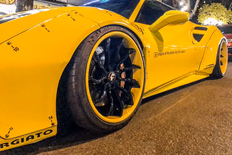 Ngoài ra, ở bản độ Liberty Walk của siêu xe Ferrari 488 GTB, những người thợ Nhật Bản đã cắt đi các vòm bánh xe thừa, sau đó, họ gắn bộ body kit thân rộng và cố định lại với nhau bằng những con tán. Bộ phuộc hơi do hãng Air Rex thiết kế cho các bản độ siêu xe giúp khoảng sáng gầm Ferrari 488 GTB độ Liberty Walk có thể nâng cao 18 cm so với mặt đất hoặc được hạ gầm gần sát mặt đất.