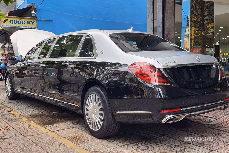 Theo tìm hiểu, đây rất có thể là chiếc xe siêu sang Maybach S650 Pullman thứ 2 tại Việt Nam, sau chiếc thứ nhất đang có mặt tại thủ đô Hà Nội. Đáng chú ý, giá bán của xe được tiết lộ dao động trên 70 tỷ đồng.