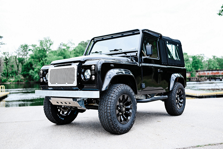 Hãng độ Osprey Custom Cars vừa giới thiệu dự án nâng cấp độc đáo dành cho mẫu Land Rover Defender 90 đời 1997. Phiên bản Defender 90 được nâng cấp là Soft Top với phần mui làm từ vải bạt và có thể tháo rời khi cần thiết.
