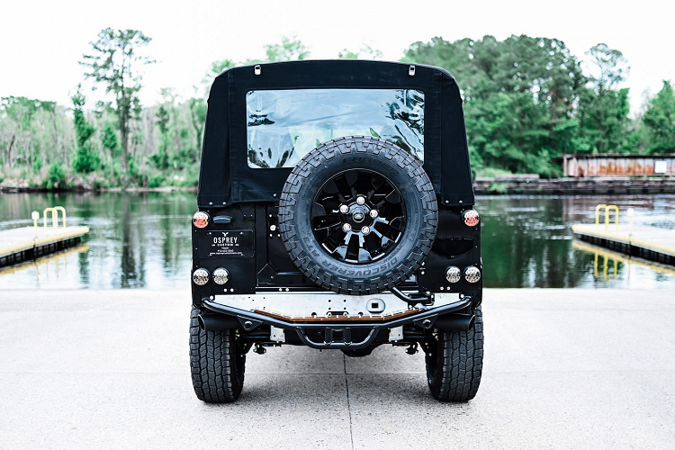 Đuôi xe cho cảm giác hầm hố nhờ cản sau kim loại và được ốp thêm thanh sắt màu đen, đi cùng với đó là cụm ống xả bố trí 2 bên sơn tối màu. Bánh dự phòng được treo ở cửa sau và không có bộ ốp.