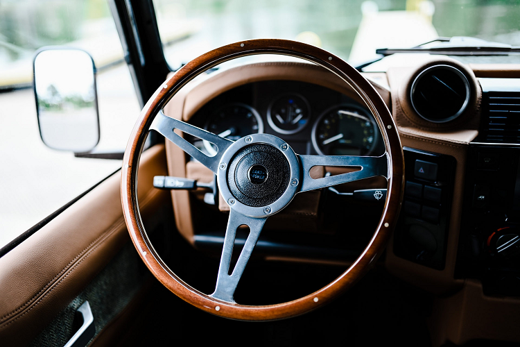 Vô-lăng 3 chấu và cụm đồng hồ analog được giữ nguyên, trong khi bảng điều khiển trung tâm có thêm màn hình giải trí mới, giúp tăng tiện ích cho người sử dụng.