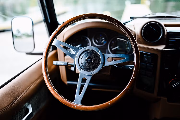 Vô-lăng 3 chấu và cụm đồng hồ analog được giữ nguyên, trong khi bảng điều khiển trung tâm có thêm màn hình giải trí mới, giúp tăng tiện ích cho người sử dụng.