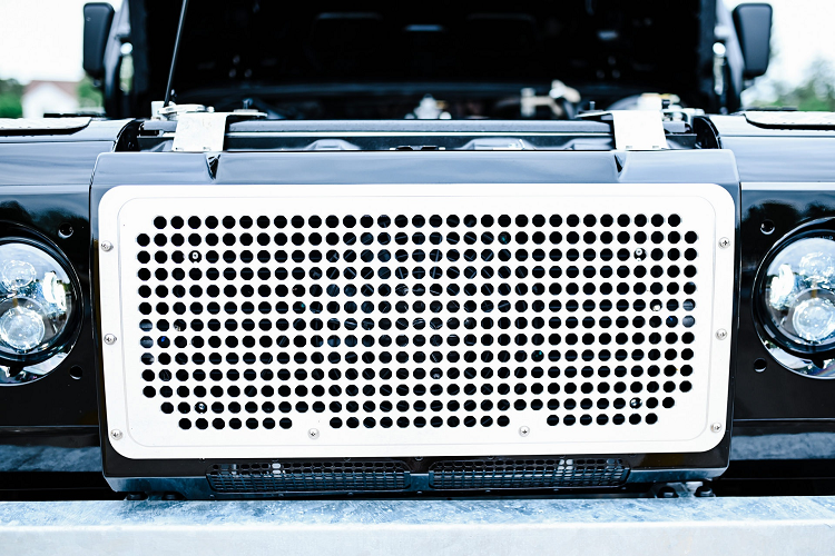 Những chi tiết đáng chú ý khác ở ngoại thất có thể kể đến khung sắt bảo vệ kính chắn gió, ốp hốc bánh xe, bệ bước chân lên xuống, mâm xe hợp kim 18 inch đi cùng lốp gai địa hình...