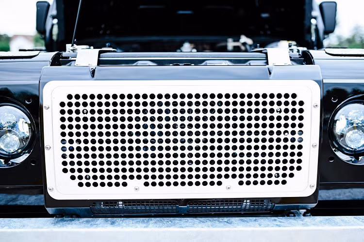 Những chi tiết đáng chú ý khác ở ngoại thất có thể kể đến khung sắt bảo vệ kính chắn gió, ốp hốc bánh xe, bệ bước chân lên xuống, mâm xe hợp kim 18 inch đi cùng lốp gai địa hình...