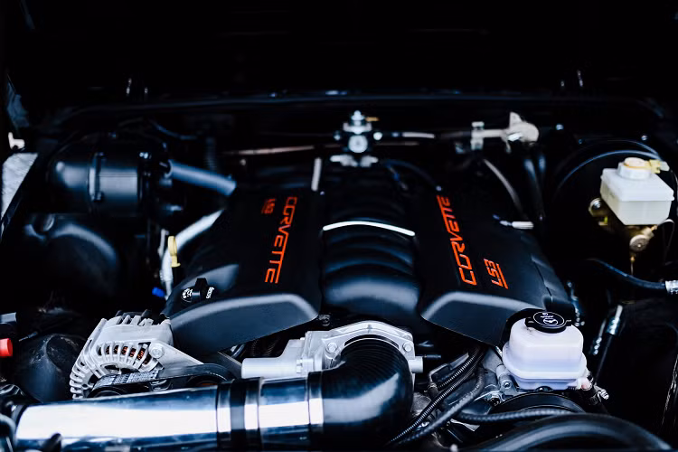 Nâng cấp đáng giá nhất nằm dưới nắp ca-pô, động cơ nguyên bản được thay thế bằng cỗ máy LS3 V8 6.2L do General Motors sản xuất. Động cơ này sản sinh công suất 435 mã lực và mô-men xoắn 603 Nm, đi cùng đó là hộp số tự động 6 cấp và hệ dẫn động 4 bánh có khóa vi sai trung tâm.