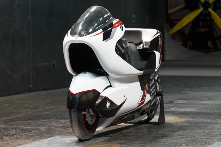 Nguồn cung sức mạnh cho WMC250EV đến từ hệ thống D-Drive, gồm 2 mô-tơ điện 20kW gắn ở bánh trước và 2 mô-tơ điện AC 30kW gắn ở bánh sau, sản sinh tổng công suất 100 kW, tương đương 134 mã lực. 