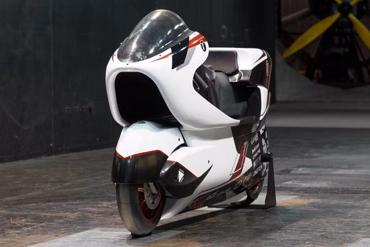 Nguồn cung sức mạnh cho WMC250EV đến từ hệ thống D-Drive, gồm 2 mô-tơ điện 20kW gắn ở bánh trước và 2 mô-tơ điện AC 30kW gắn ở bánh sau, sản sinh tổng công suất 100 kW, tương đương 134 mã lực. 