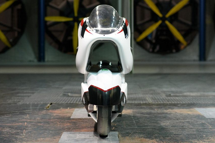 Tốc độ tối đa mà nhà sản xuất kỳ vọng trên WMC250EV là 407 km/h. Đi kèm với đó là trang bị cụm pin lithium-ion 15 kWh. 