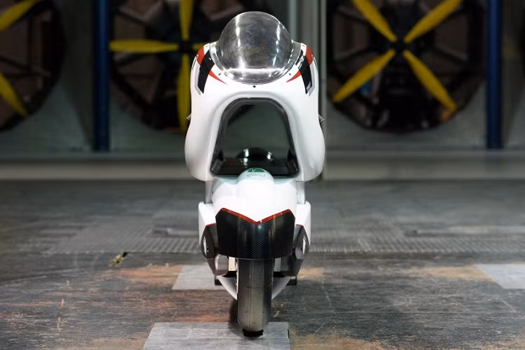 Tốc độ tối đa mà nhà sản xuất kỳ vọng trên WMC250EV là 407 km/h. Đi kèm với đó là trang bị cụm pin lithium-ion 15 kWh. 