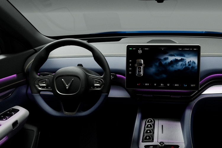 Cô nàng cho biết sức mạnh 400 mã lực của VF e36 và VF e35 cũng khiến cô ấn tượng, và cô đang nóng lòng chờ tới ngày được cầm lái bộ đôi xe điện Việt Nam.