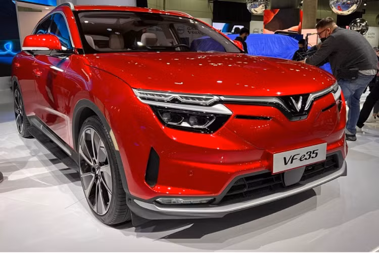 Xe điện VinFast VF e36 và VF e35 đã được trình làng vào ngày 18/11, tại triển lãm Los Angeles Auto Show 2021 danh tiếng. Trong đó, VF e36 có kích thước tương tự như BMW X7, đóng vai trò là đối thủ của Tesla Model X.