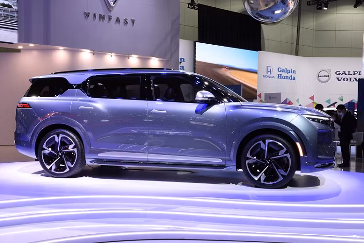 Xe được trang bị mô-tơ điện kép với công suất tối đa 402 mã lực, đi kèm bộ pin tiêu chuẩn 106 kWh cung cấp phạm vi di chuyển tối đa 484 km hoặc tùy chọn pin cho khả năng vận hành lên tới 680 km.