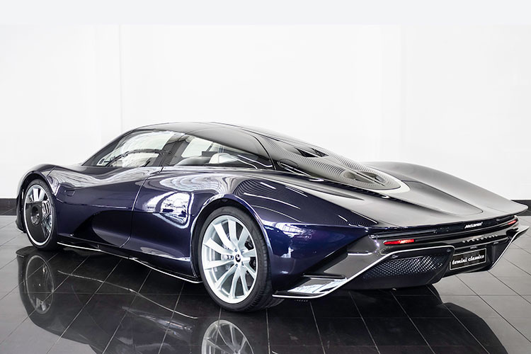 Chiếc McLaren Speedtail đặc biệt này sở hữu lớp sơn ngoại thất Dark Sapphire Pearl với 2 tông màu xanh nước biển và tím rất đẹp mắt. Để khiến cho ngoại hình của chiếc xe trở nên độc đáo và bớt nhàm chán, McLaren sử dụng các điểm nhấn màu bạc chạy liền mạch từ bộ chia gió trước đến cánh gió ở hông xe và bộ khuếch tán phía sau đuôi xe.