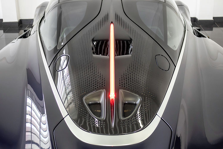 Theo như chia sẻ từ người bán, chiếc McLaren Speedtail này còn nhận được gói option có tổng trị giá lên đến 370.000 USD (khoảng 8,53 tỷ đồng), bao gồm các chi tiết trang trí mới làm bằng sợi carbon, nhôm và titan.