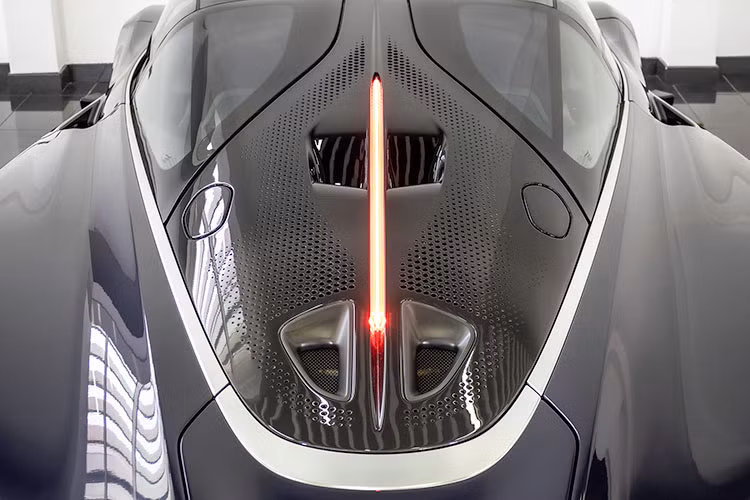 Theo như chia sẻ từ người bán, chiếc McLaren Speedtail này còn nhận được gói option có tổng trị giá lên đến 370.000 USD (khoảng 8,53 tỷ đồng), bao gồm các chi tiết trang trí mới làm bằng sợi carbon, nhôm và titan.