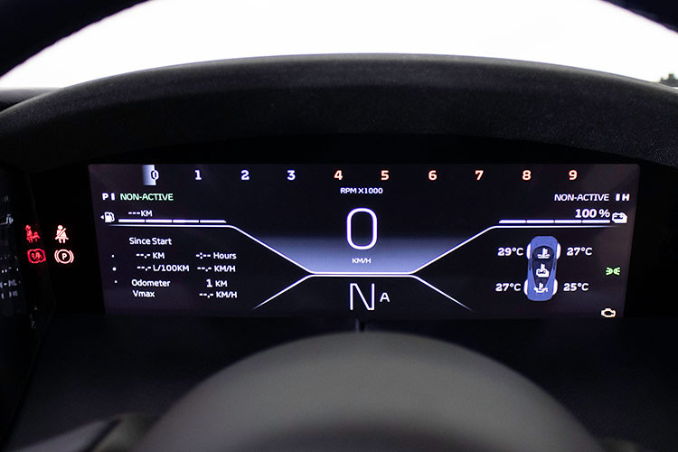 Tô điểm cho phần ngoại thất là các ghế ngồi, tấm ốp cánh cửa và bảng điều khiển trung tâm là sự pha trộn giữa 2 tông màu kem và xanh đậm tạo cảm giác sang trọng, cao cấp hiếm thấy trên một chiếc siêu xe thể thao.