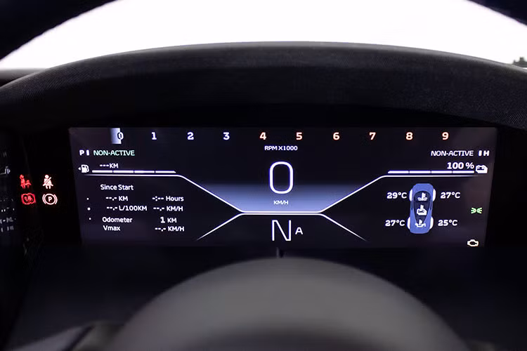 Tô điểm cho phần ngoại thất là các ghế ngồi, tấm ốp cánh cửa và bảng điều khiển trung tâm là sự pha trộn giữa 2 tông màu kem và xanh đậm tạo cảm giác sang trọng, cao cấp hiếm thấy trên một chiếc siêu xe thể thao.