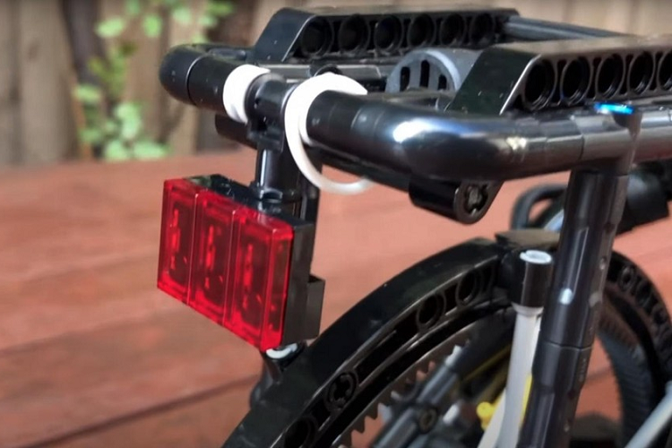 Nó có hệ thống truyền động, yên xe màu đen dễ chịu, cơ cấu bánh xích tự do, bàn đạp thực tế, và má khuỷu. SleepyCow trang bị cho xe đạp ghi-đông có thể điều chỉnh, đèn, chuông, và thậm chí cả bộ phanh đĩa khí nén trước và sau.