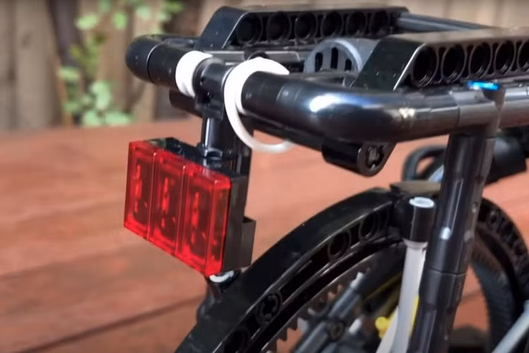 Nó có hệ thống truyền động, yên xe màu đen dễ chịu, cơ cấu bánh xích tự do, bàn đạp thực tế, và má khuỷu. SleepyCow trang bị cho xe đạp ghi-đông có thể điều chỉnh, đèn, chuông, và thậm chí cả bộ phanh đĩa khí nén trước và sau.