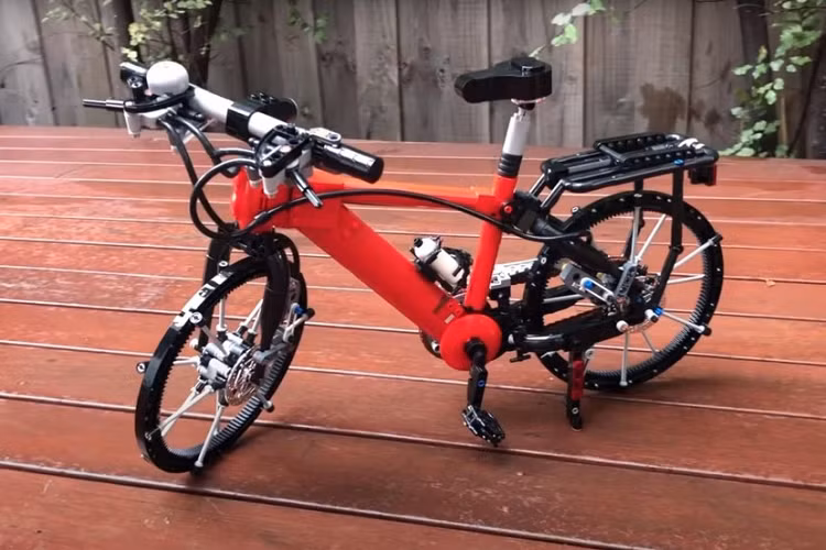 Thật khó có thể theo kịp mọi dự án được gửi đến trang web LEGO Ideas. Nhưng thi thoảng, một dự án tỏ ra nổi bật hơn cả và thu hút sự chú ý của nhiều người. Đó chính là trường hợp của chiếc xe đạp ghép từ LEGO với khả năng hoạt động hoàn chỉnh.