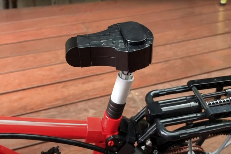 Người sáng tạo nên chiếc xe đạp độc đáo này có tên “SleepyCow” trên YouTube, và anh ấy thừa nhận rằng thiết kế xe đạp LEGO trong ảnh là một thử thách thật sự. Một trong những bước khó khăn nhất là tạo nên một bộ khung đủ cứng cáp để chống đỡ phần còn lại của chiếc xe.