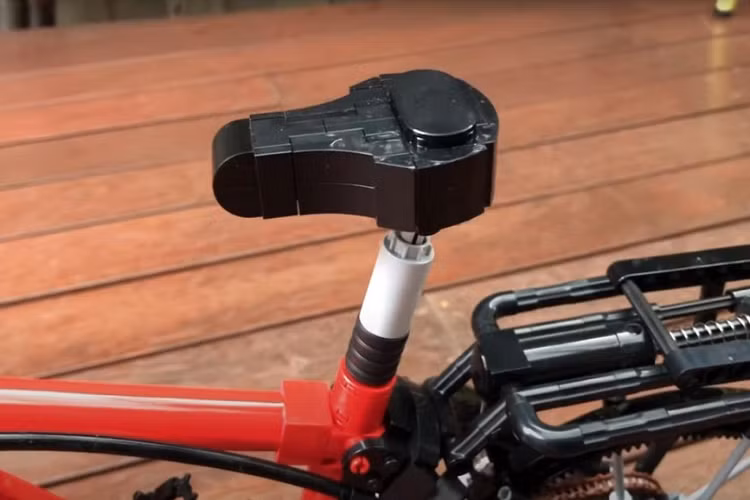 Người sáng tạo nên chiếc xe đạp độc đáo này có tên “SleepyCow” trên YouTube, và anh ấy thừa nhận rằng thiết kế xe đạp LEGO trong ảnh là một thử thách thật sự. Một trong những bước khó khăn nhất là tạo nên một bộ khung đủ cứng cáp để chống đỡ phần còn lại của chiếc xe.