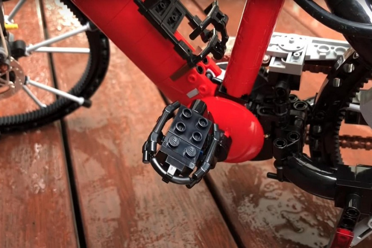 Dù chỉ là một chiếc xe đạp LEGO thu nhỏ, nhưng cỗ máy màu đỏ vẫn có thể hoạt động hoàn chỉnh. Người tạo ra nó đã sử dụng 999 mảnh LEGO để chế tạo chiếc xe đẹp mắt với gần như mọi trang bị giống một chiếc xe đạp 2 bánh thông dụng.