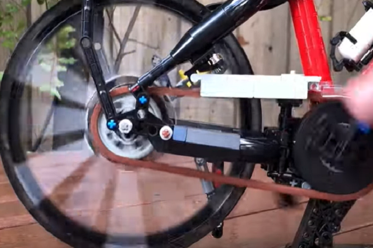 YouTuber giải thích rằng mô hình của anh ấy có sự cân bằng tốt giữa các viên gạch hệ thống và kỹ thuật, và anh ấy muốn chia sẻ tác phẩm của mình với toàn bộ cộng đồng LEGO. Anh ấy cũng nghĩ rằng chiếc xe đạp LEGO đặc biệt này của mình có thể thu hút rất nhiều đối tượng, từ trẻ em đến người lớn.